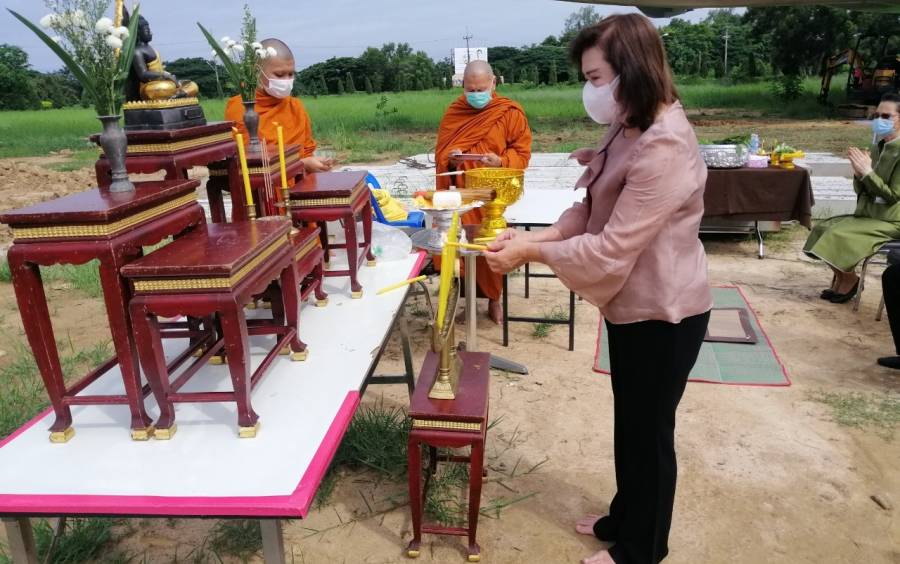 ท่านอธิการบดี​ ดร.​วิลาวัณย์​ ตันวัฒนพงษ์​ พร้อมครอบครัว​ ผู้บริหาร​ คณาจารย์และบุคลากร​ ร่วมทำพิธี ยกเสาเอก เสาโท ก่อสร้างอาคารโรงเรียนอนุบาล